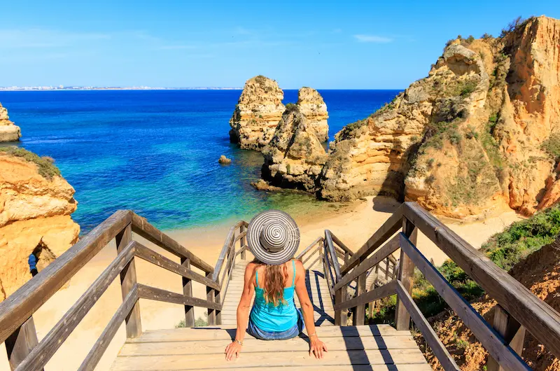 Vacanță charter Algarve, Portugalia – Stânci ocru, plaje ascunse și Lagos — sudul Portugaliei.