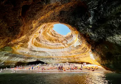 Grota Benagil cu kayak — sejur charter Algarve