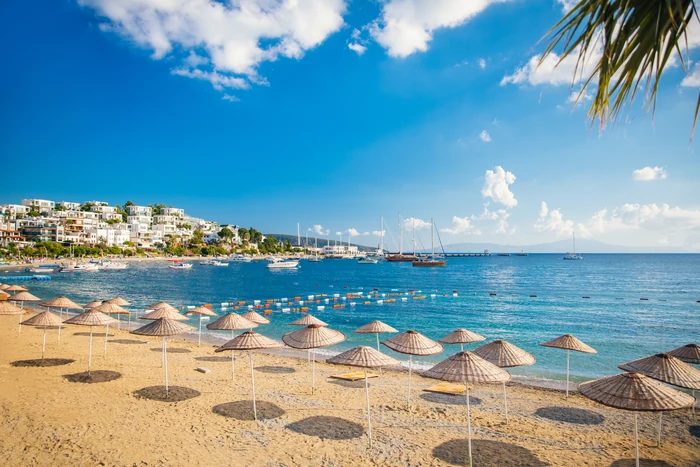 Ghid Bodrum — plajă cu nisip și mare turcoaz pe coasta Egeei