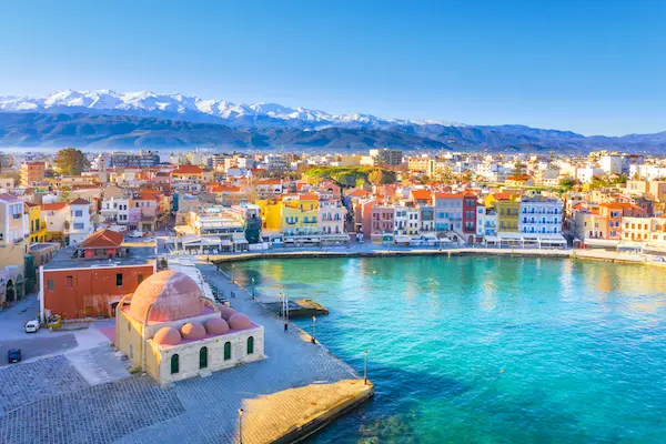 Vacanță charter Creta — Chania, Grecia – orașul vechi venețian cu portul și farul.
