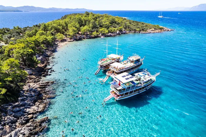 Vacanță charter Marmaris, Turcia – Plaja Incekum cu nisip auriu și mare turcoaz.