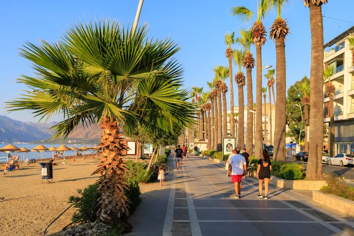 Ghid Marmaris — promenada cu palmieri și portul de yachturi