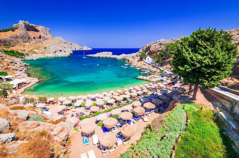Vacanță charter Rhodos, Grecia – Cetatea medievală și plajele din Lindos.