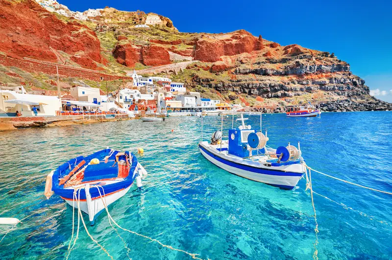 Vacanță charter Santorini, Grecia – Oia, caldere vulcanice și vița de vie unică în lume.