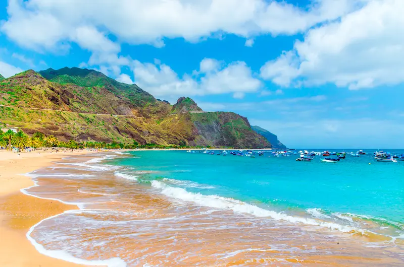 Vacanță charter Tenerife, Spania – Vulcanul Teide, plaje negre și soare garantat tot anul.