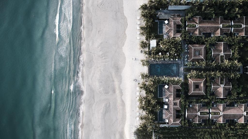 Vacanță în Vietnam — plaja din Da Nang și un resort pe malul mării, văzute de sus.