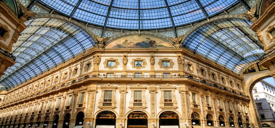 Privire în sus spre cupola de sticlă și frescele Galleria Vittorio Emanuele II, city break Milano - cazare hotel