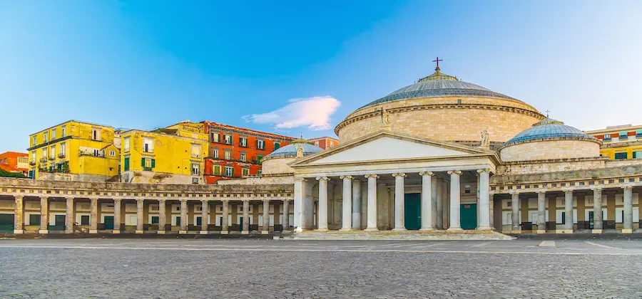 Colonada circulară a Piazza del Plebiscito sub cer blând, weekend Napoli Italia - oferte hoteluri TravelTheme