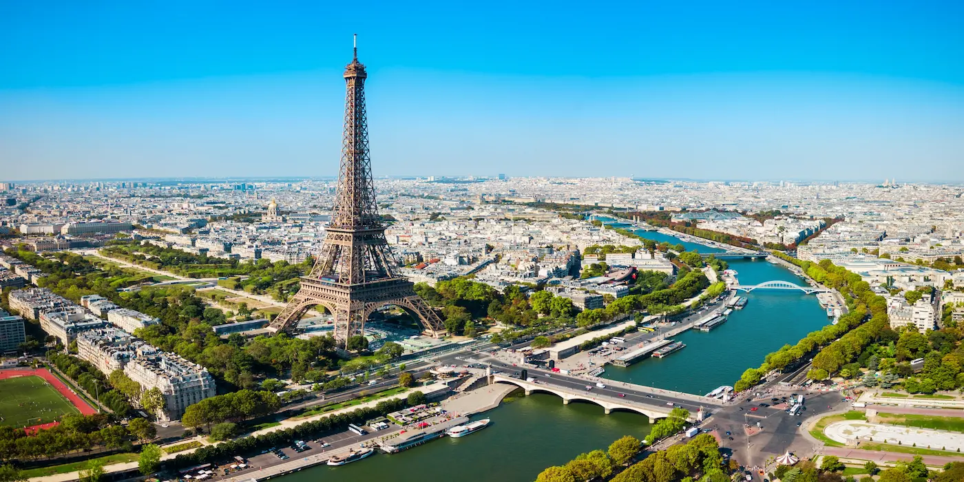 Dame de Fer înălțată peste Champ-de-Mars cu cotul Senei, descoperire weekend Paris Franța - oferte hoteluri