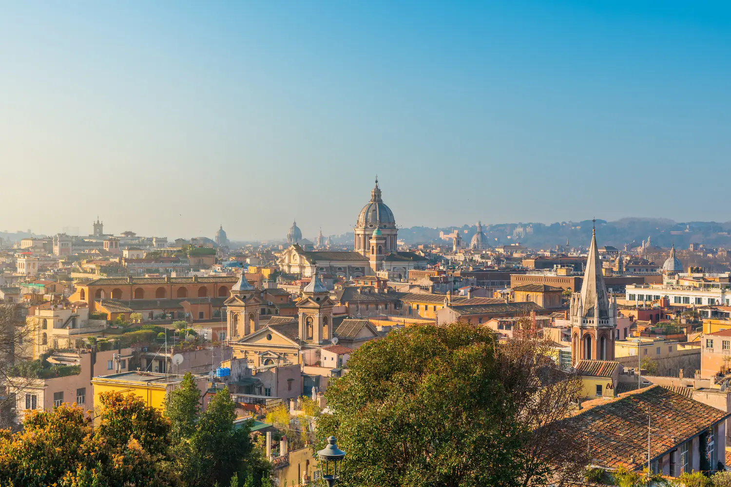 Orizont de cupole și turle peste acoperișurile centrului istoric Roma, escapadă Italia - oferte hoteluri TravelTheme