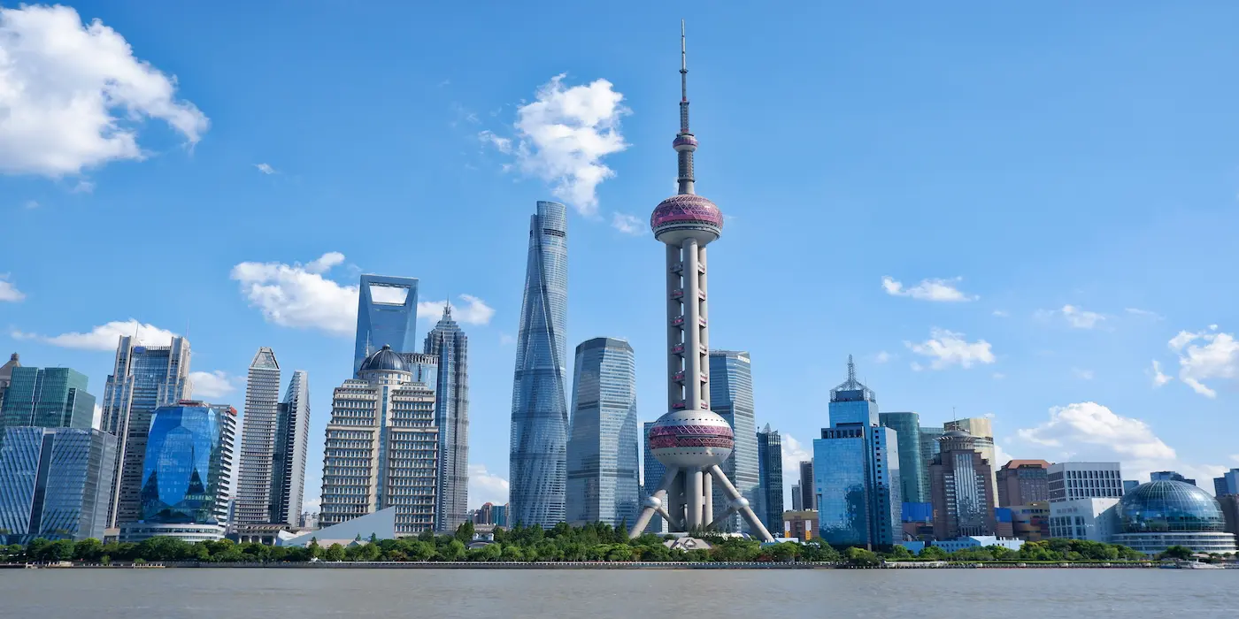 Turnul Perlei Orientului și Shanghai Tower peste Huangpu, skyline Pudong China - oferte hoteluri TravelTheme