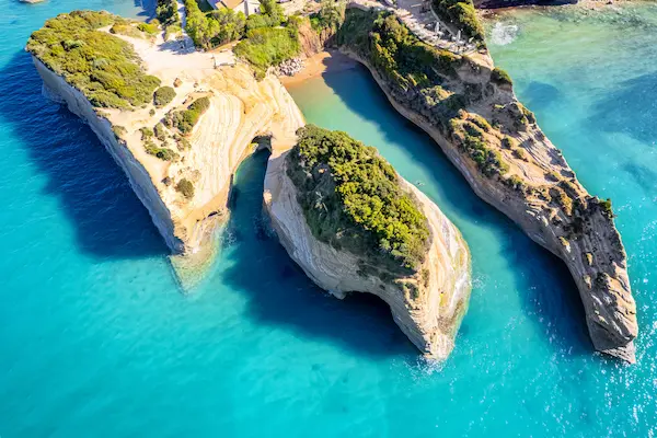 Canal d'Amour din Sidari, Corfu, cu stânci sculptate de valuri