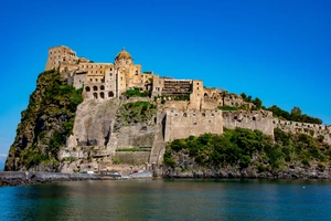 Castelul Aragonez din Ischia legat de insulă printr-un pod