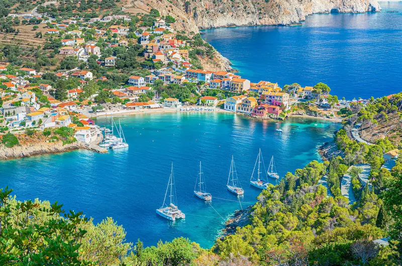 Satul Assos din Kefalonia, cu case pastelate deasupra golfului