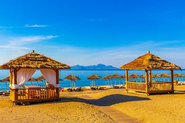Plajă lungă cu apă puțin adâncă
