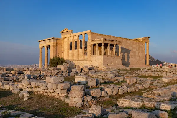 Templul Erehteion de pe Acropole la apus cu cariatidele sale faimoase Atena Grecia