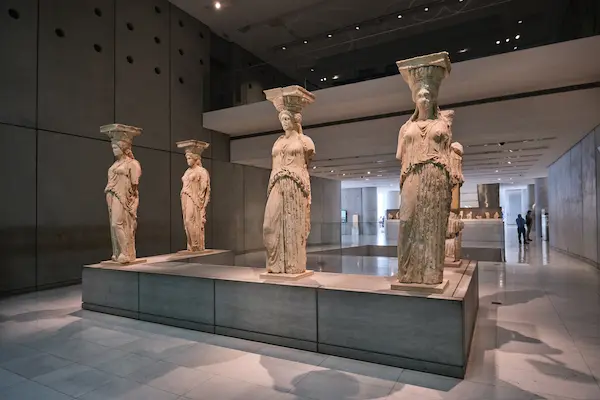 Cariatidele originale expuse la Muzeul Acropolei din Atena Grecia