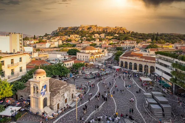 Piata Monastiraki din Atena animata la apus cu Acropole pe fundal Grecia