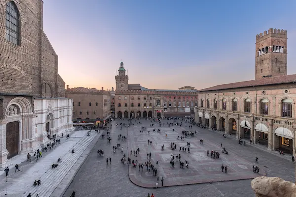 Piata Maggiore din Bologna la apus cu bazilica San Petronio Italia