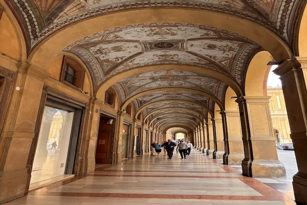 Porticurile istorice ale Bolognei cu tavan pictat monument UNESCO Italia