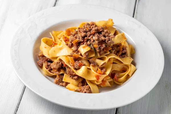 Tagliatelle al ragu bolognese preparate traditional specialitate din Bologna Italia