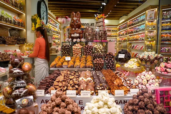Ciocolaterie traditionala belgiana din Bruxelles cu vitrina plina de bomboane Belgia