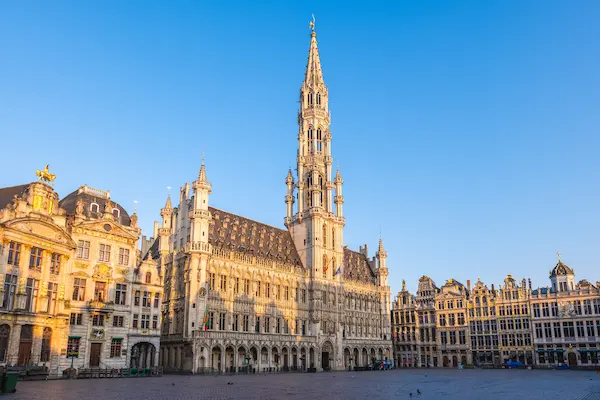 Primaria gotica din Grand-Place Bruxelles la lumina diminetii Belgia