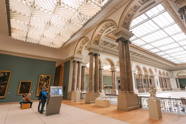 Galerie interioara cu coloane la Muzeele Regale de Arte Frumoase Bruxelles Belgia