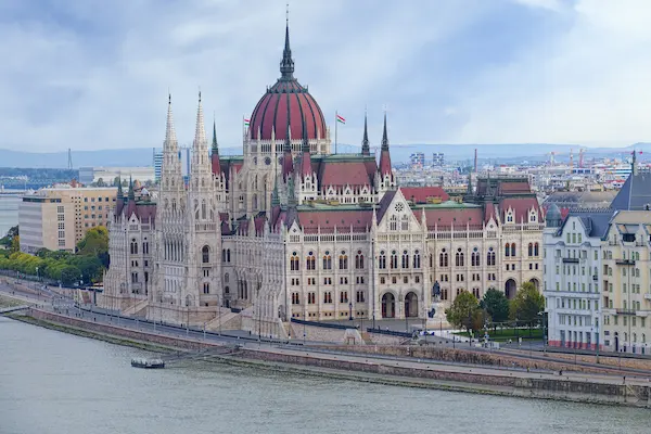 Parlamentul Ungariei in stil neogotic reflectat in Dunare Budapesta