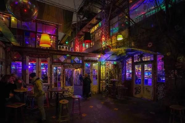 Interior ruin bar din cartierul evreiesc cu lumini colorate Budapesta Ungaria