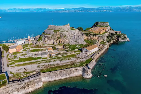 Fortareata Veche din Corfu pe promontoriu stancos pe malul Marii Ionice Grecia
