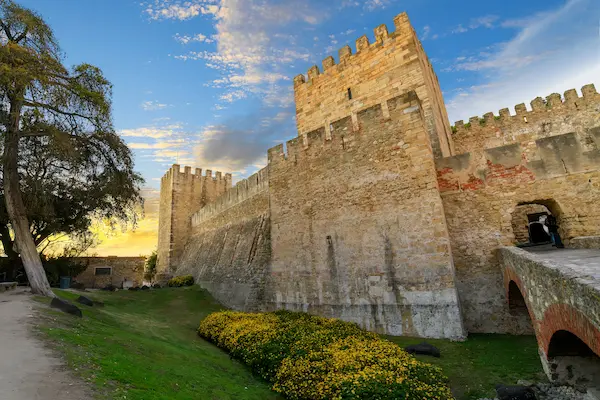 Zidurile Castelului Sao Jorge din Lisabona la apus pe colina orasului Portugalia
