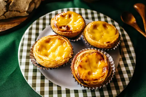 Pasteis de nata traditionale portugheze pe farfurie in Lisabona Portugalia