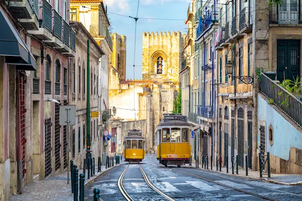 Tramvaie galbene clasice pe strazile inguste din Alfama Lisabona Portugalia