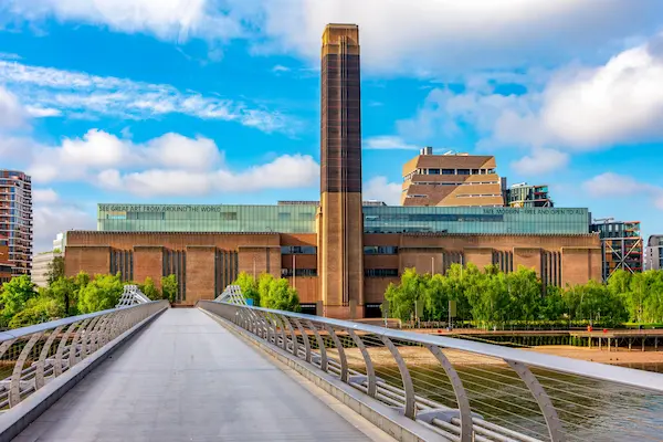 Tate Modern vazuta de pe Millennium Bridge, galerie de arta din Londra, Marea Britanie
