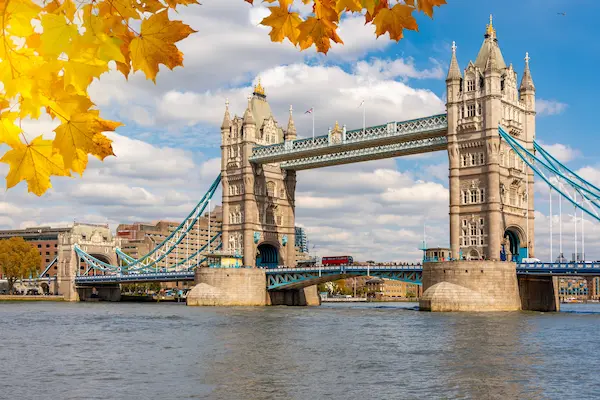 Tower Bridge pe Tamisa cu frunze de toamna in prim plan, Londra, Marea Britanie