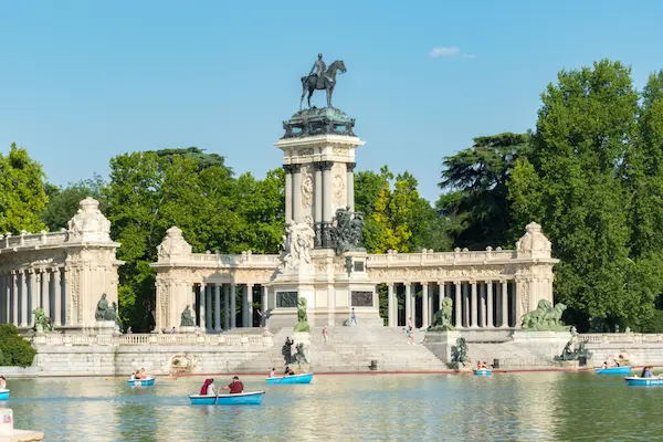 Monumentul Alfonso XII si lacul din Parcul Retiro, Madrid, Spania