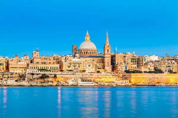 Panorama orasului Valletta cu cupola si cladiri istorice la apus, Malta