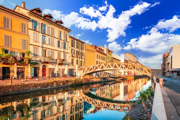Canalul Navigli cu cladiri colorate si pod pietonal, Milano, Italia