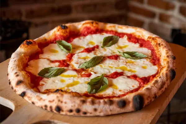 Pizza Margherita traditionala cu mozzarella si busuioc, Napoli, Italia
