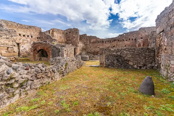 Ruinele antice ale orasului Pompei cu ziduri de piatra, langa Napoli, Italia