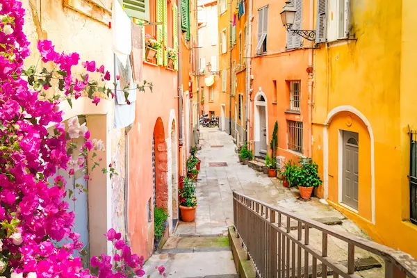 Stradela pietruita din Orasul Vechi cu bougainvillea si case colorate, Nisa, Franta