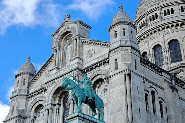 Bazilica Sacre-Coeur din Montmartre cu statuia ecvestra, Paris, Franta