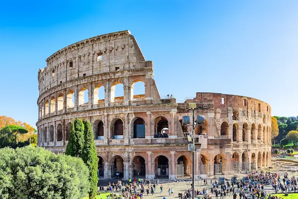 Colosseumul din Roma cu arcade si turisti intr-o zi insorita, Italia