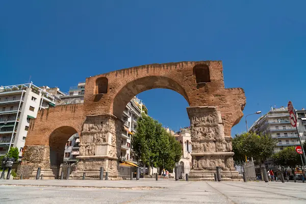 Arcul lui Galerius din caramida romana in centrul orasului Salonic, Grecia