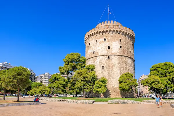 Turnul Alb, simbolul orasului Salonic, inconjurat de pini, Grecia