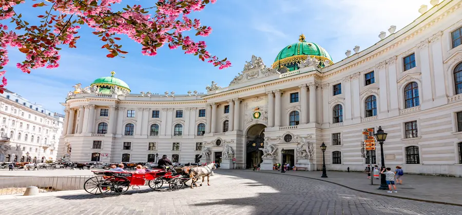 /assets/images/flight-destinations/viena/bilete-avion-viena-outro-palatul-belvedere.webp
