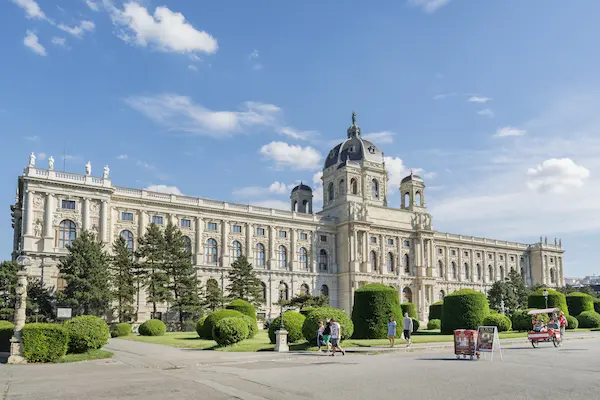 Fatada Muzeului de Istorie Naturala din Piata Maria Theresien, Viena, Austria