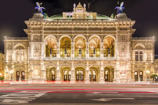 Opera de Stat din Viena iluminata pe timp de noapte, Austria
