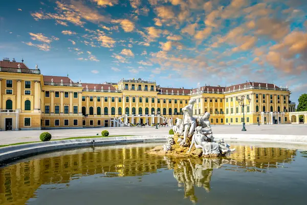 Palatul Schonbrunn galben cu fantana din curtea principala, Viena, Austria